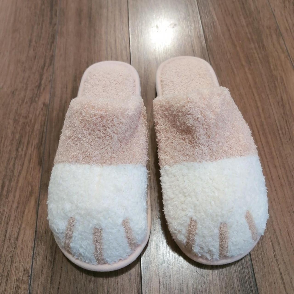Cozy Two-Tone Fuzzy Slippers